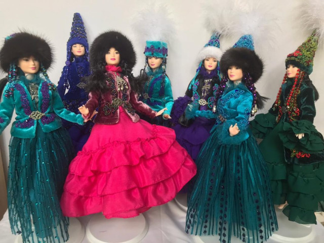 Tourists show high interest in Kazakh national costume dolls