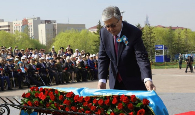 К. Токаев «Отан Ана» монументине гүлчамбар койду