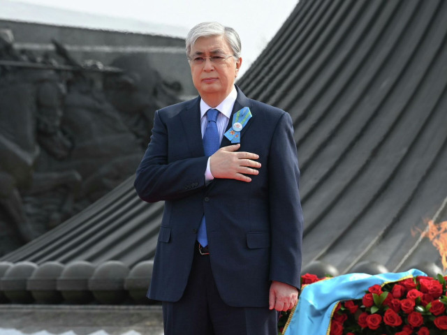 К. Токаев «Отан Ана» монументине гүлчамбар койду