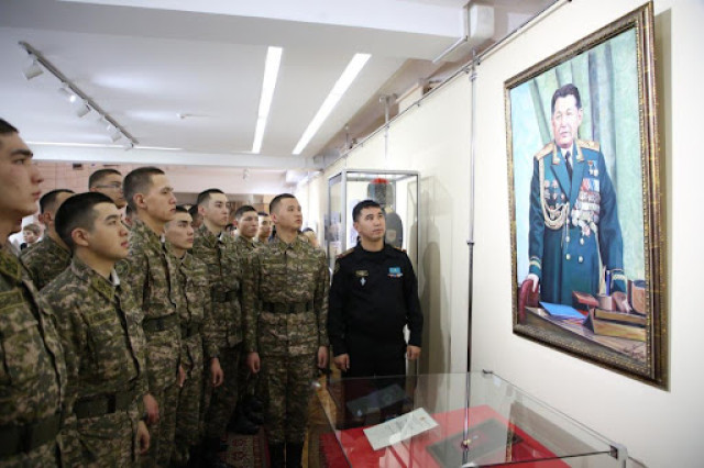 Kazakistan’ın ilk milli savunma bakanı’nın doğumunun 100. yıldönümüne sergi açıldı