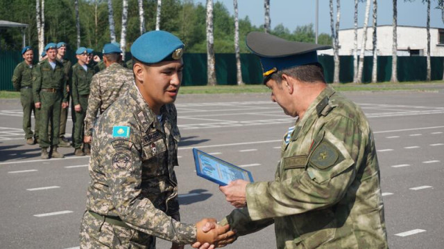 Five Kazakh paratroopers awarded «Valor and Skill» badge