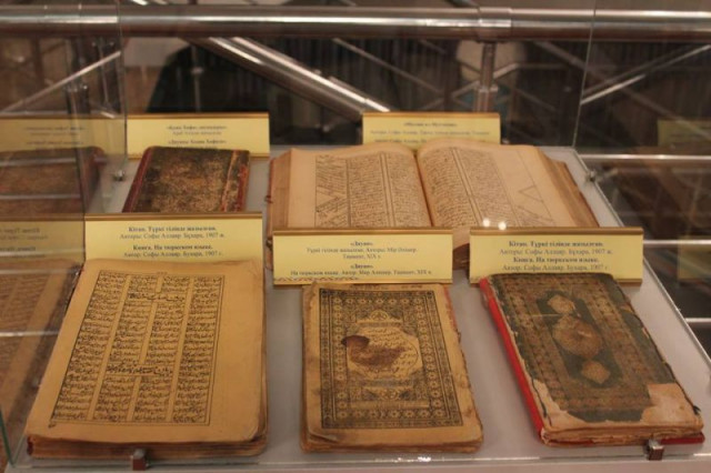 Қадимий китоблар кўргазмаси очилди