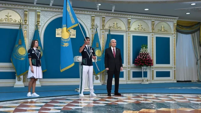 Президент Париж олимпиадасына катышуучуларга мамлекеттик тууну тапшырды