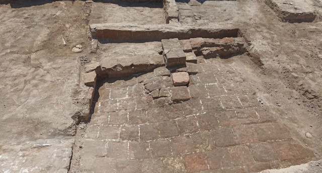 Сарайшық қаласынан көне кесененің бөлігі табылды