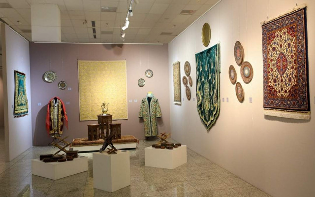 Өзбекстандык чеберлердин эмгеги Астанадагы көргөзмөгө коюлду