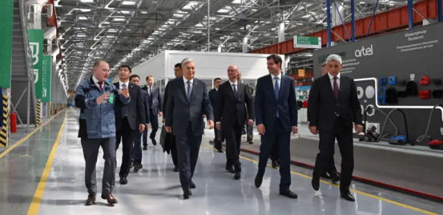 Devlet Başkanı, Saran’daki yeni Silk Road Electronics fabrikasını ziyaret etti