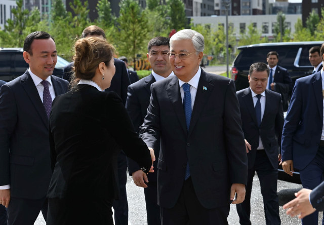 Президент борбордогу жаңы мектептерди кыдырды