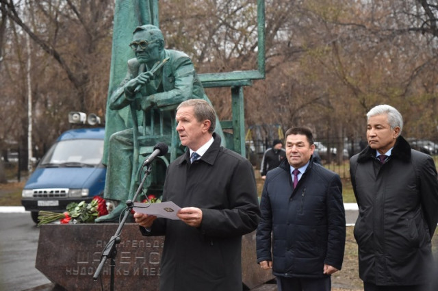 Омскда Амангельди Шакеновнинг кўргазмаси очилди