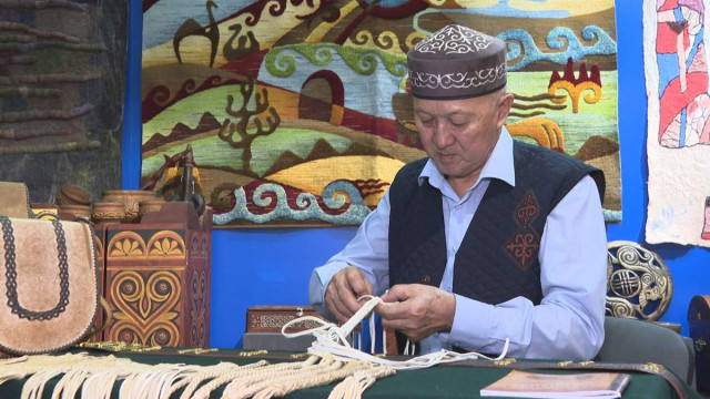 Алматылық шебер 50 жыл ішінде екі мыңға жуық қамшы өрген