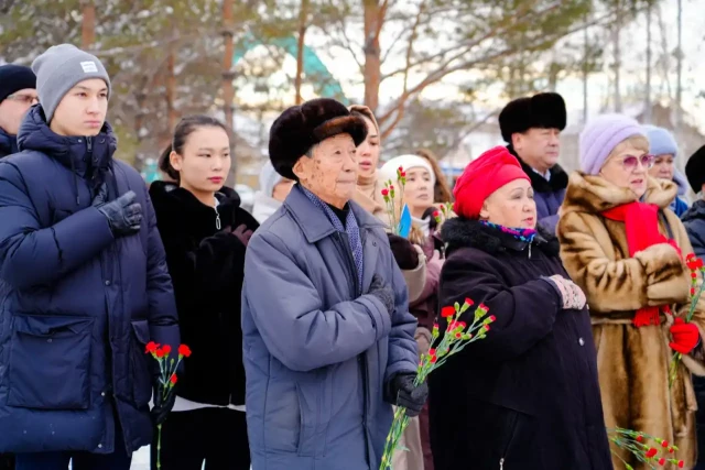 В Астане возложили цветы к памятникам легендарных героев