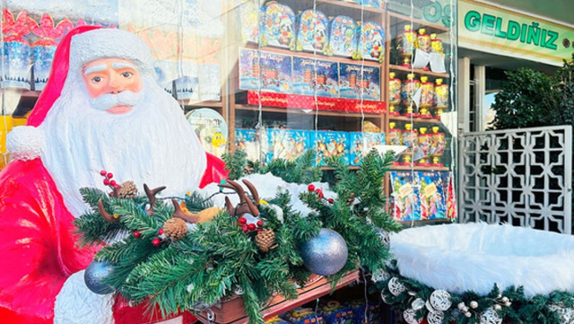 Türkmenistan şehirlerinin mobil pazarlarında yılbaşı için ürünler satılıyor