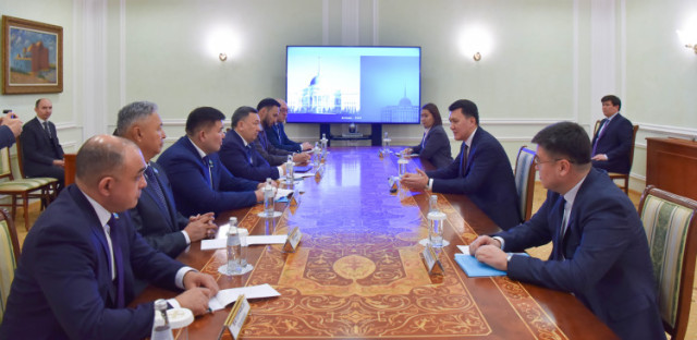 Мамлекеттик кеңешчи Парламент мажилиси фракцияларынын жетекчилери менен жолугушту