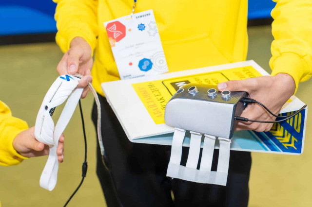 Мактаб ўқувчиси махсус билагузук ихтиро қилди