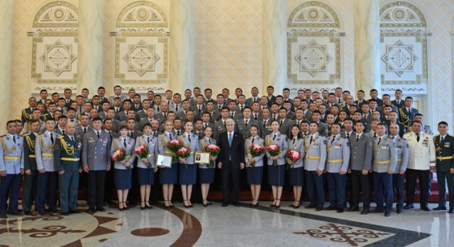 Kazakistan Devlet başkanı kolluk kuvvetlerine ödüllerini takdim etti