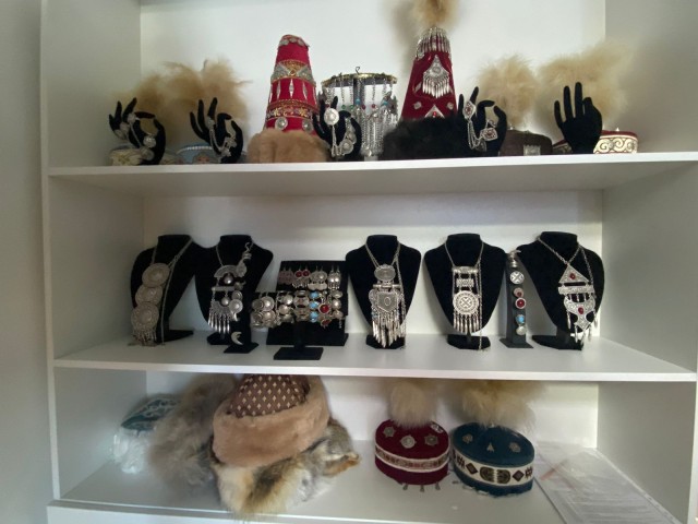 В мире растет спрос на казахские национальные украшения