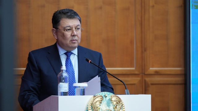Kazakhstan launches School of Akims program