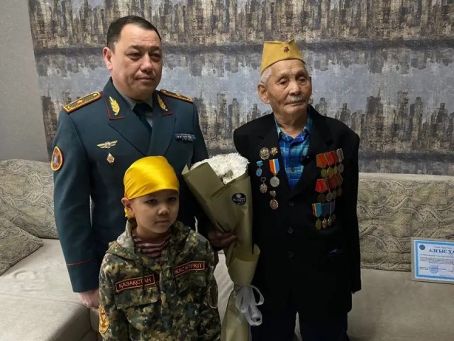 Ұлттық ұлан сарбаздары 101 жастағы соғыс ардагерін құттықтады