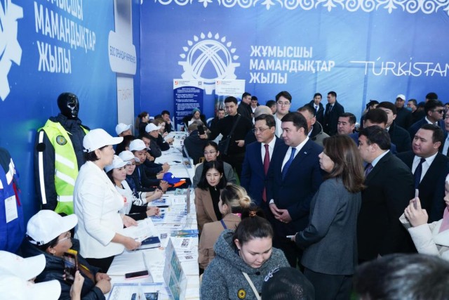 Парад рабочих профессий прошел в Туркестанской области