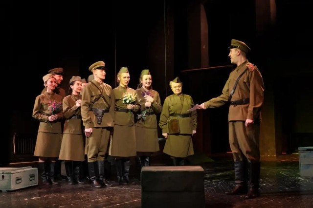 Актёрлор менен аскер кызматкерлери биргеликте «Алия» спектаклин койду