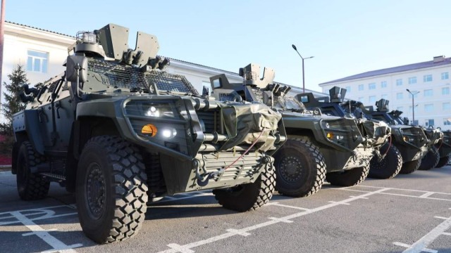 Депутатлар ҳарбий парад қатнашчилари дала лагерида бўлишди