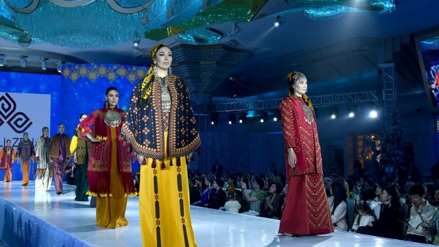 Италиялык дизайнерлер Ашхабадда түркмөн стилиндеги мода кийимдерди сунуштады