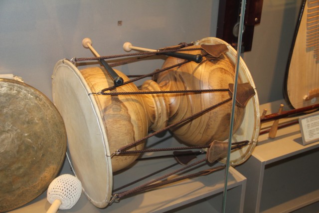 Астаналык окуучулар байыркы музыкалык аспаптар менен таанышты