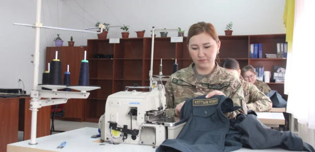 Жеңиш парады: Улуттук гвардия аскерлеринин салтанаттуу кийимдери даярдалууда