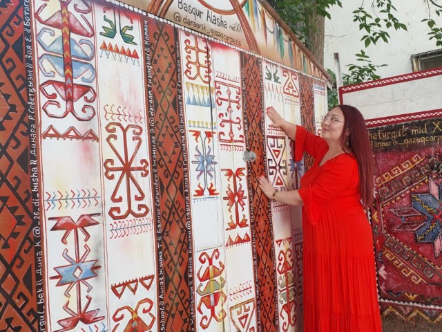 Шымкентте коллекционер турак жай короосун улуттук стилде кооздоду