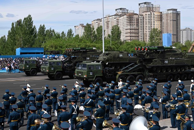 Қозоғистонда Ватан ҳимоячилари куни нишонланяпти