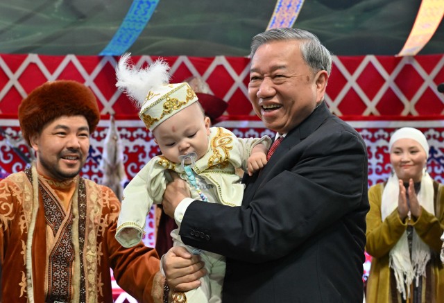 Касым-Жомарт Токаев менен «этноайыл» көргөзмөсүнө барды