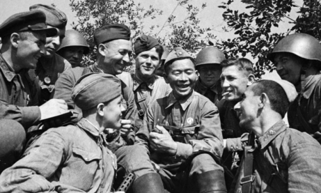 В Казахстане переиздан многотомник о казахстанцах-фронтовиках