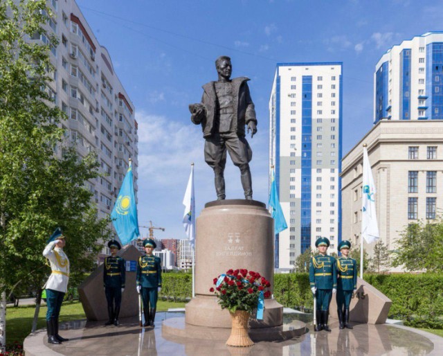 Astana’da II. Dünya Savaşı Kahramanlarının anıtlarına çelenk koyuldu