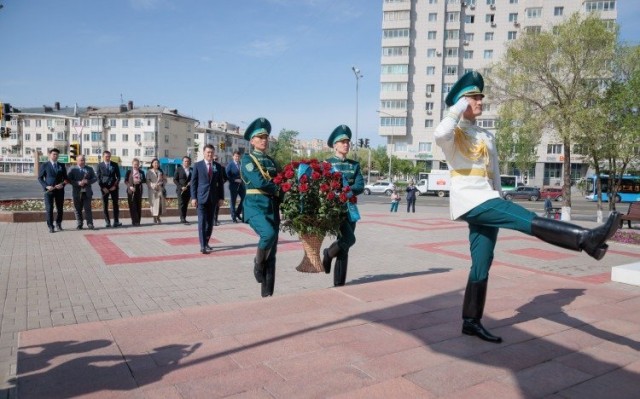 Астанада казак баатырларынын эстеликтерине гүл коюу аземи болуп өттү