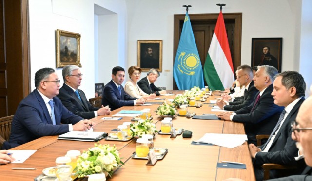 Мамлекет башчысы Венгрия Премьер-министри менен сүйлөшүү жүргүздү