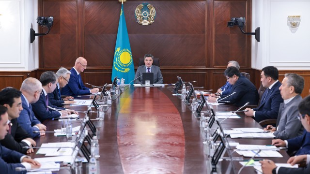 Бош вазир металлургия ва нефть-химиясини муҳокама қилди