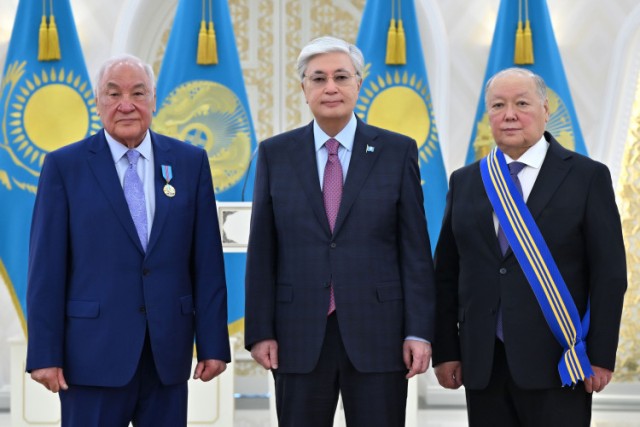 Президент мамлекеттик сыйлыктарды тапшырды