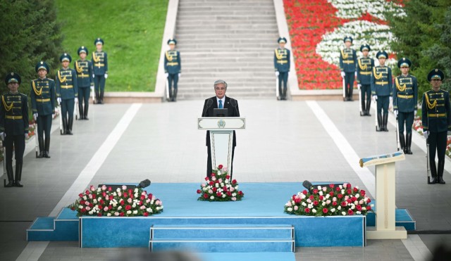 Президент Мемлекеттік ту көтеру рәсіміне қатысты