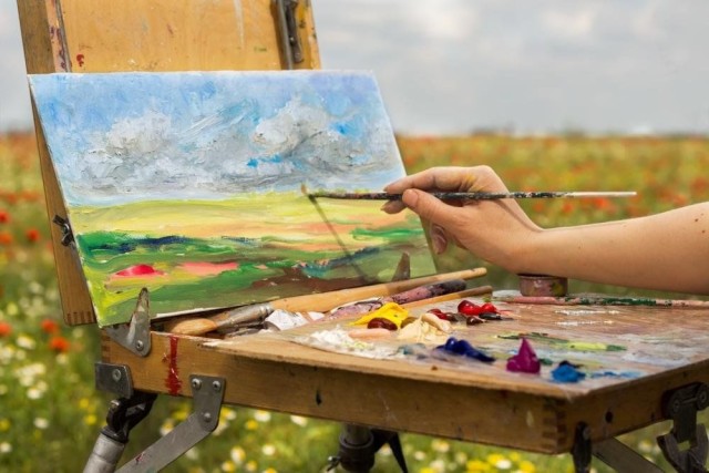 Этникалық элементтермен өрнектелген картина салатын алматылық суретші