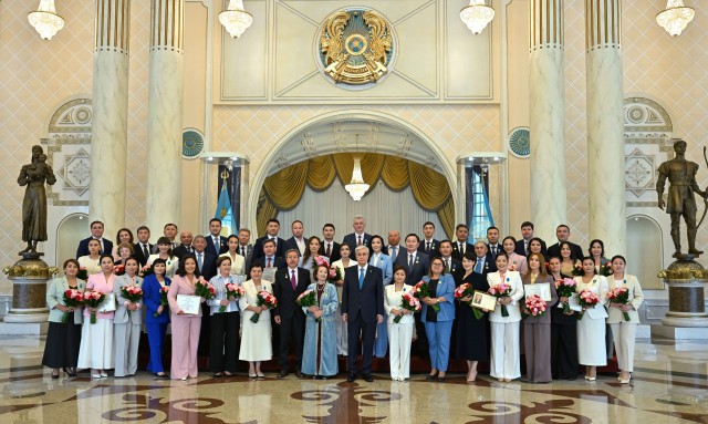 Давлат раҳбари оммавий ахборот воситалари вакилларини табриклади