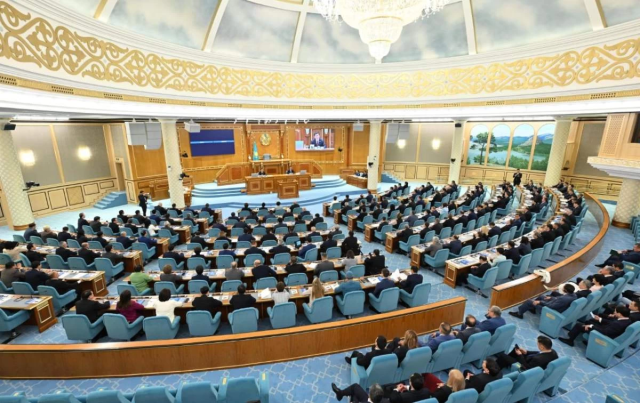 Парламент депутаттары каникулға кетті