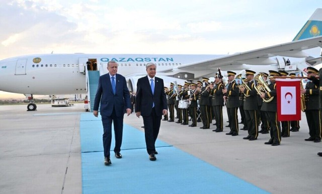 Казакстан президенти Түркияга расмий сапар менен келди
