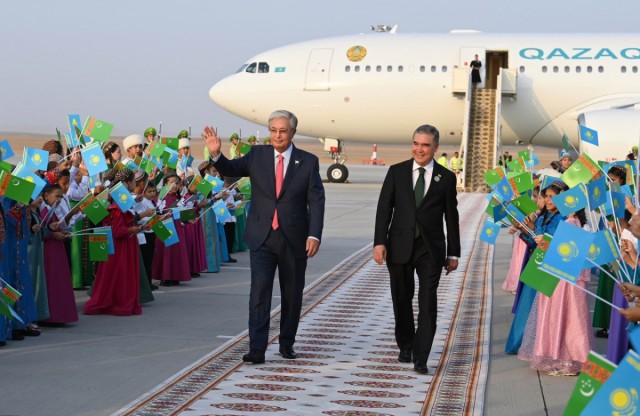 Қозоғистон Президенти Туркманистонга келди