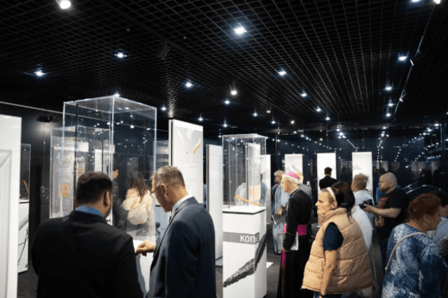 Дүйнөлүк диндердин лидерлеринин курултайына эки көргөзмө ачылды