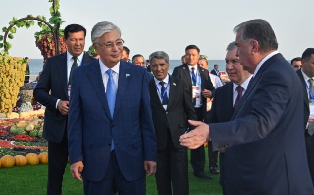 Давлат раҳбари Туркманистон Президенти билан учрашди