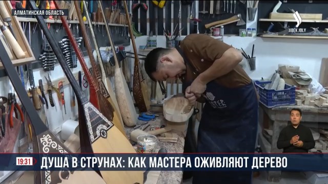 Казахстанский мастер за 20 лет изготовил свыше 10 тысяч домбр