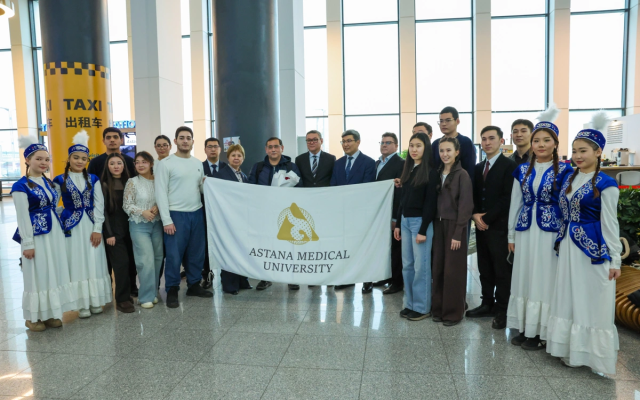 Казакстандын гуманитардык миссиясынын дарыгерлери Ооганстандан кайтып келишти