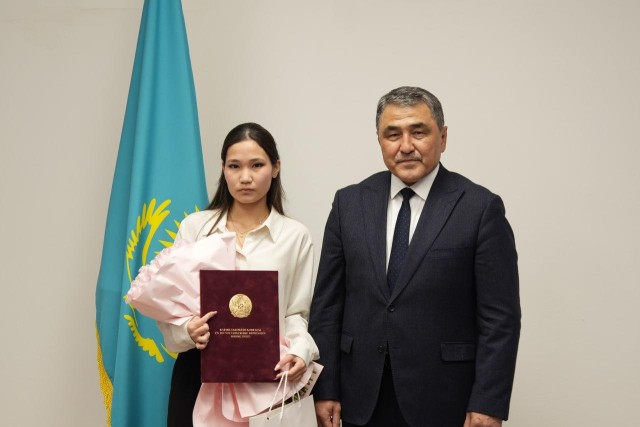 Қозоғистонлик ўқувчи атмосферадан сув йиғувчи ускуна ишлаб чиқди