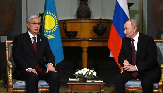 Токаев менен Путин Санкт-Петербургда жолугушту