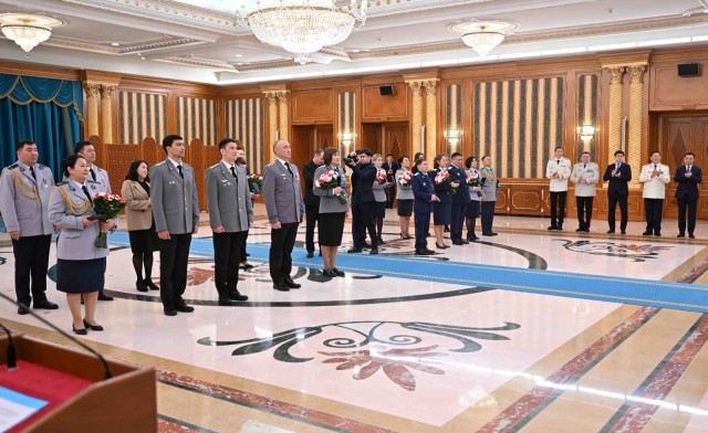 Президент күч түзүмдөрү кызматкерлерине батирлердин ачкычтарын тапшырды