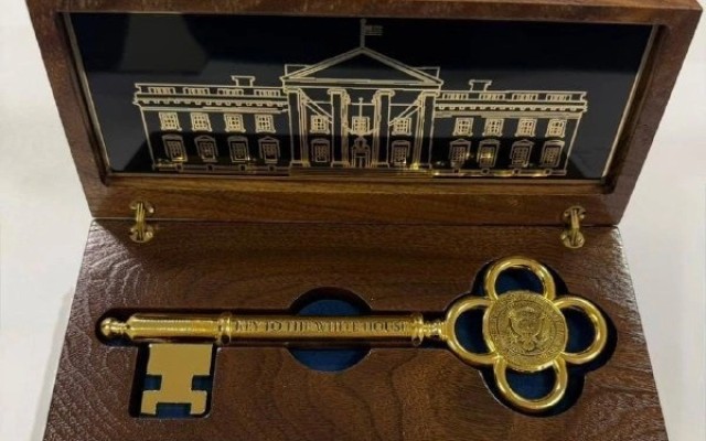 Д.Трамп передал подарки К.Токаеву